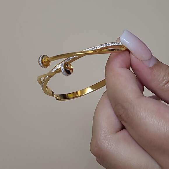 Gold toned Rhinestone Bracelet - Picture 5 of 7